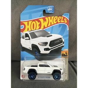 Hot Wheels '20 Toyota Tacoma White Baja Blazers 2023 M Case S14